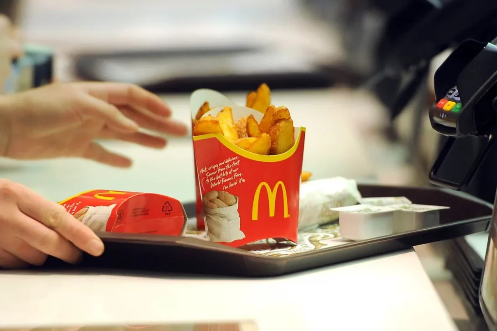 Alt: Hình ảnh minh họa ví dụ về target của McDonald's với hình ảnh nhà hàng và khách hàng mục tiêu